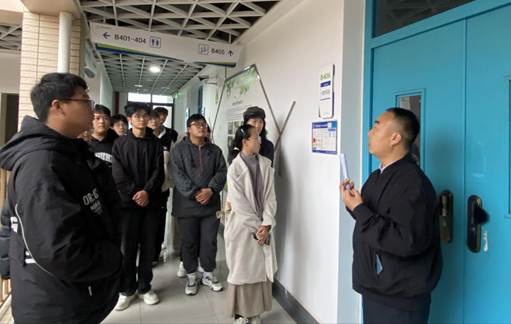 一群人站在草地上 AI 生成的内容可能不正确。